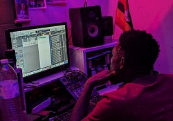SINAMINY PRO in studio